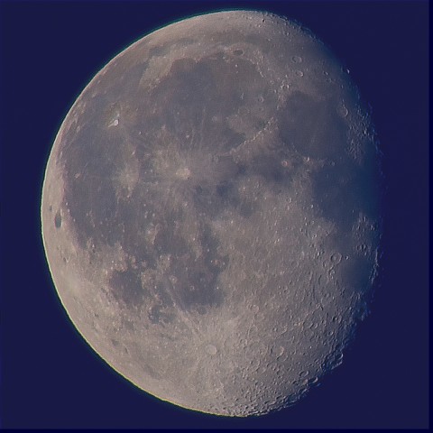 月の彩り(月齢18.26、彩度強調)・その3