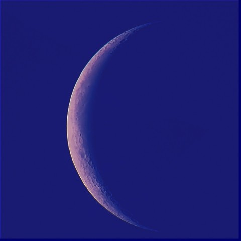 月の彩り(月齢26.2、彩度強調)