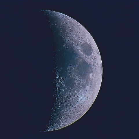 月の彩り(月齢5.6、彩度強調)