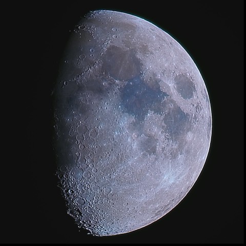 月の彩り(月齢8.6、彩度強調)