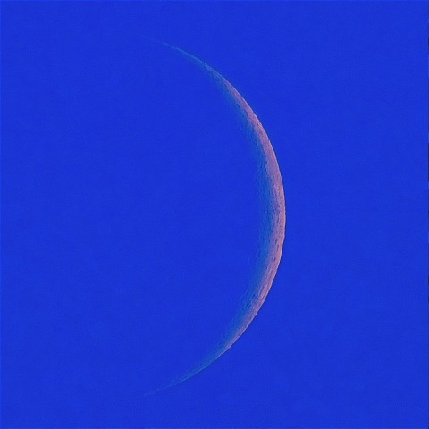 月の彩り(月齢2.32、彩度強調)