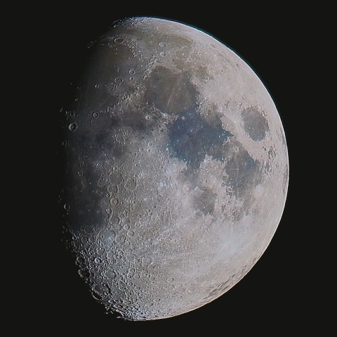 月の彩り(月齢9.37、彩度強調)