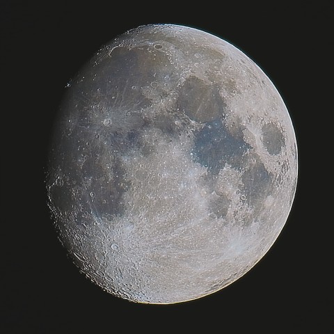 月の彩り(月齢11.33、彩度強調)