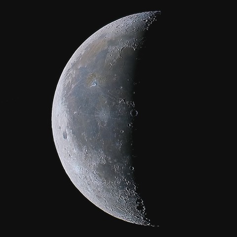 月の彩り(月齢23.67、彩度強調)