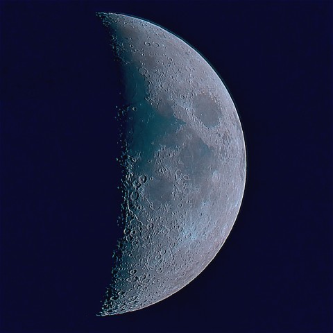 月の彩り(月齢5.99、彩度強調)