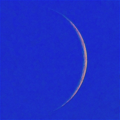 月の彩り(月齢1.66、彩度強調)