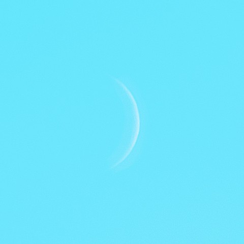 フィルターを通した夕刻の細い月(月齢2.67)