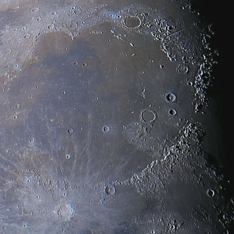 「雨の海」全景とその外輪山・彩度強調