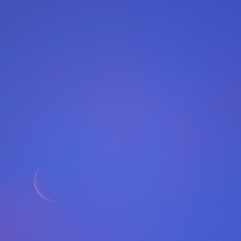 朝焼けに煙る月と金星(月齢25.87)