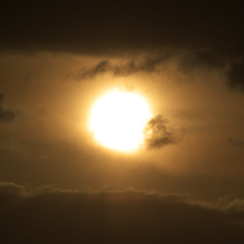 日の出直後の太陽