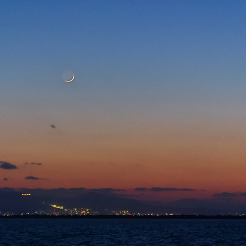 石狩湾を望む海と繊月(月齢1.72)