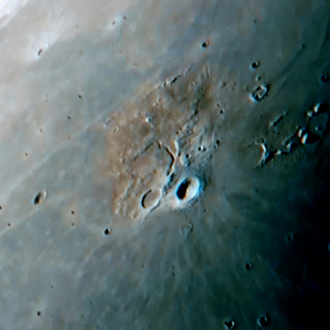 月の彩り(月面「アリスタルコス台地」附近、彩度強調)