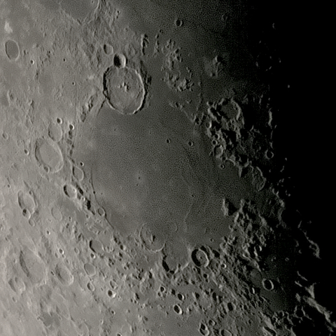 月面「湿りの海」附近