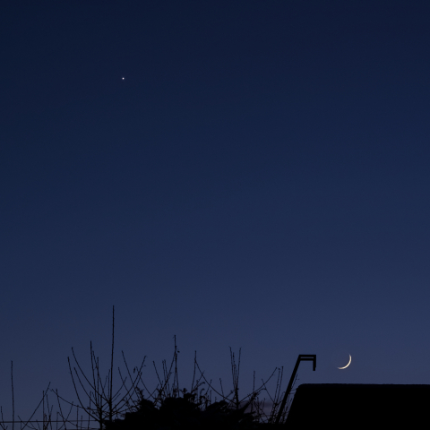 三日月と金星(月齢2.11)