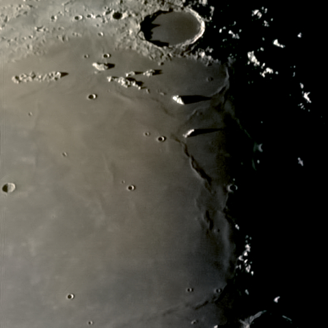 月面「プラトーとピコ山」附近