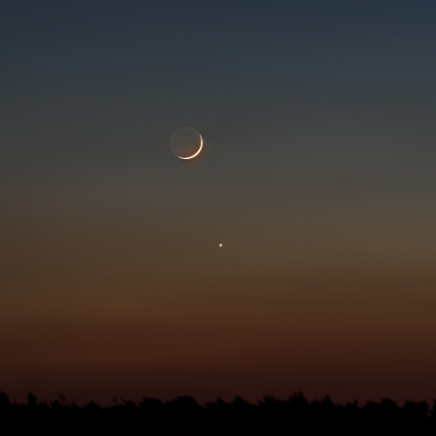 三日月(月齢2.02)と金星の接近