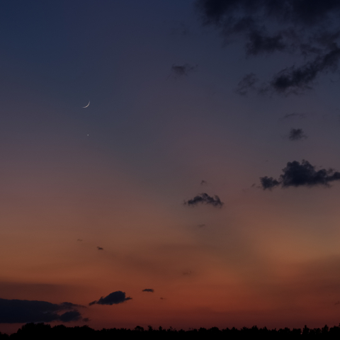 三日月(月齢2.00)と金星の接近と反薄明光線