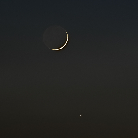 三日月(月齢2.02)と金星の大接近