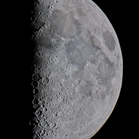 八日月(上弦、月齢7.41)