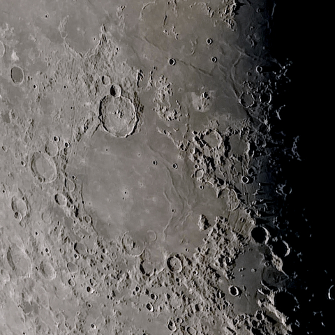 月面「湿りの海」附近