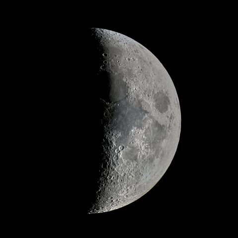 七日月(月齢5.9)