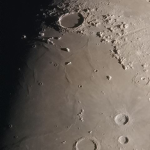 月面「雨の海」附近