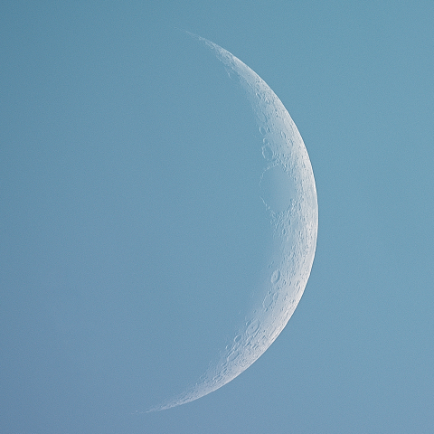 青空の四日月(月齢3.5)