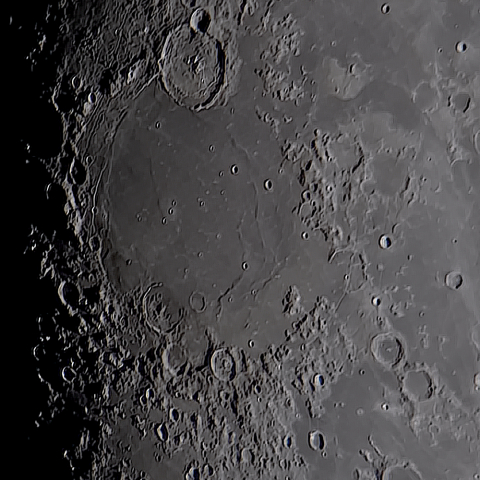 月面「湿りの海」附近