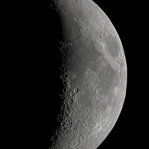 七日月(月齢6.3)