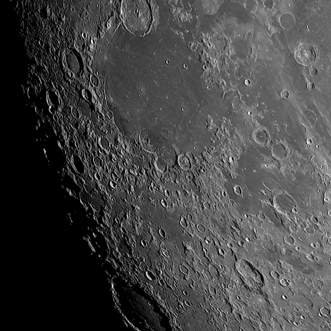 月面「湿りの海」附近