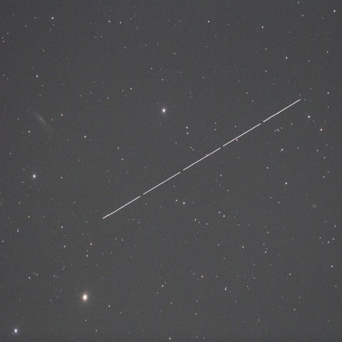 トリオ銀河をかすめる小惑星2012DA14