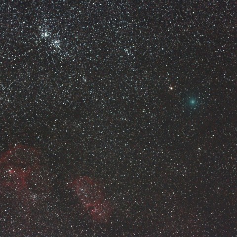 賑やかな夜空を行くハートレイ彗星