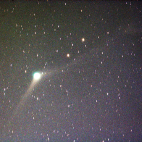 屈折したイオンテールのカタリナ彗星