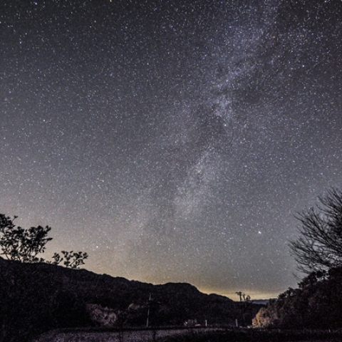 西の空に沈む天の川