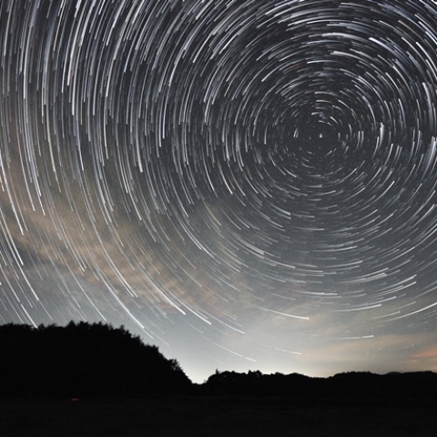 星空に溶けるように流れて行く淡い雲