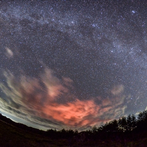 真っ赤に燃える雲と天の川