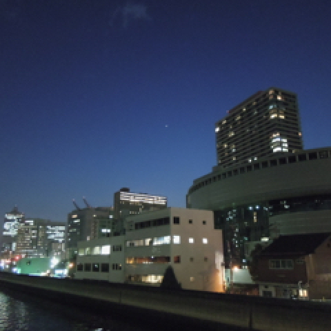 ”大阪市立科学館と宵の明星”　筑前橋上から