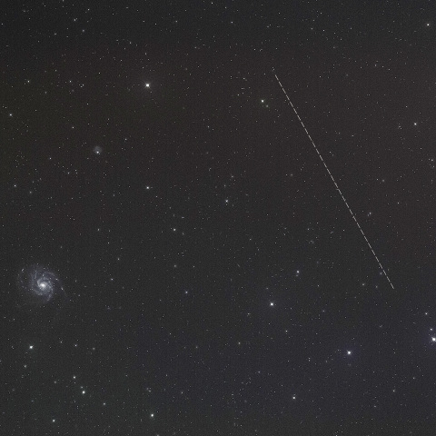 回転花火銀河付近を移動する小惑星 2014 JO25