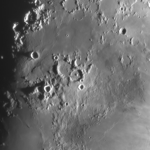 中央の入江付近