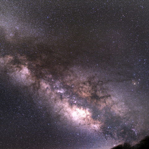 へび座付近からさそり座へ流れる夏の天の川