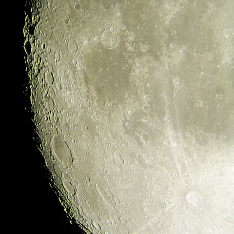 月（2025年11月3日）