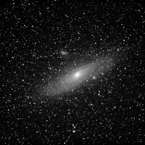 カメラレンズで見たアンドロメダ銀河