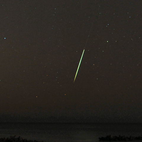 海を照らす流星