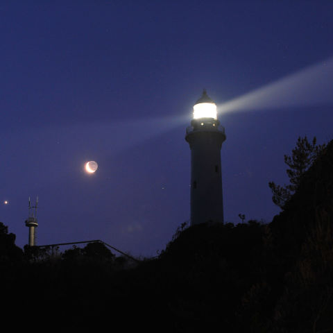 塩屋埼灯台に接近する月と金星