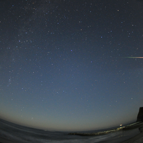 塩屋埼に飛ぶペルセウス座流星