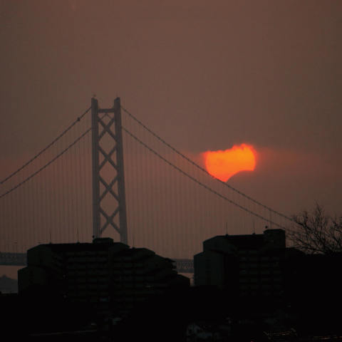 明石海峡大橋と日没帯食