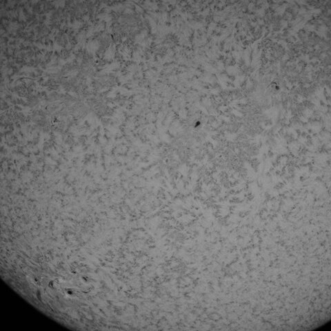 5/18の太陽(Hα少し長波長側)黒点多いところ拡大