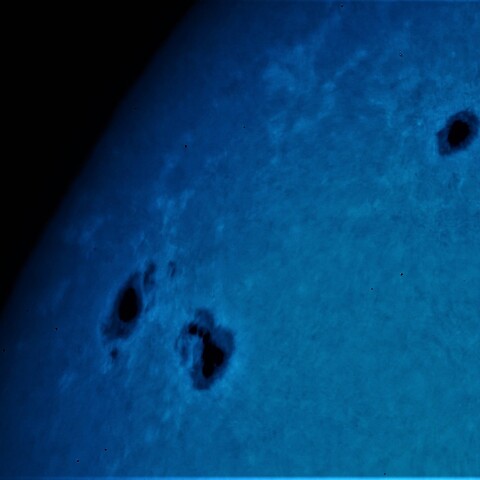 黒点半暗部周辺からガス状物質放出？:3140、3141