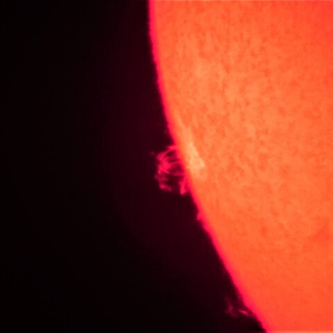 M2.4フレアからのプロミネンス
