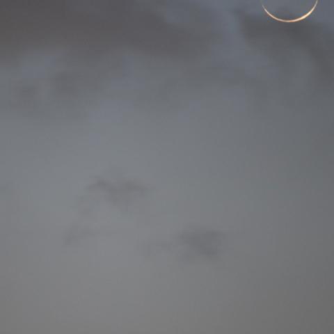 雲間の月とパンスターズ彗星